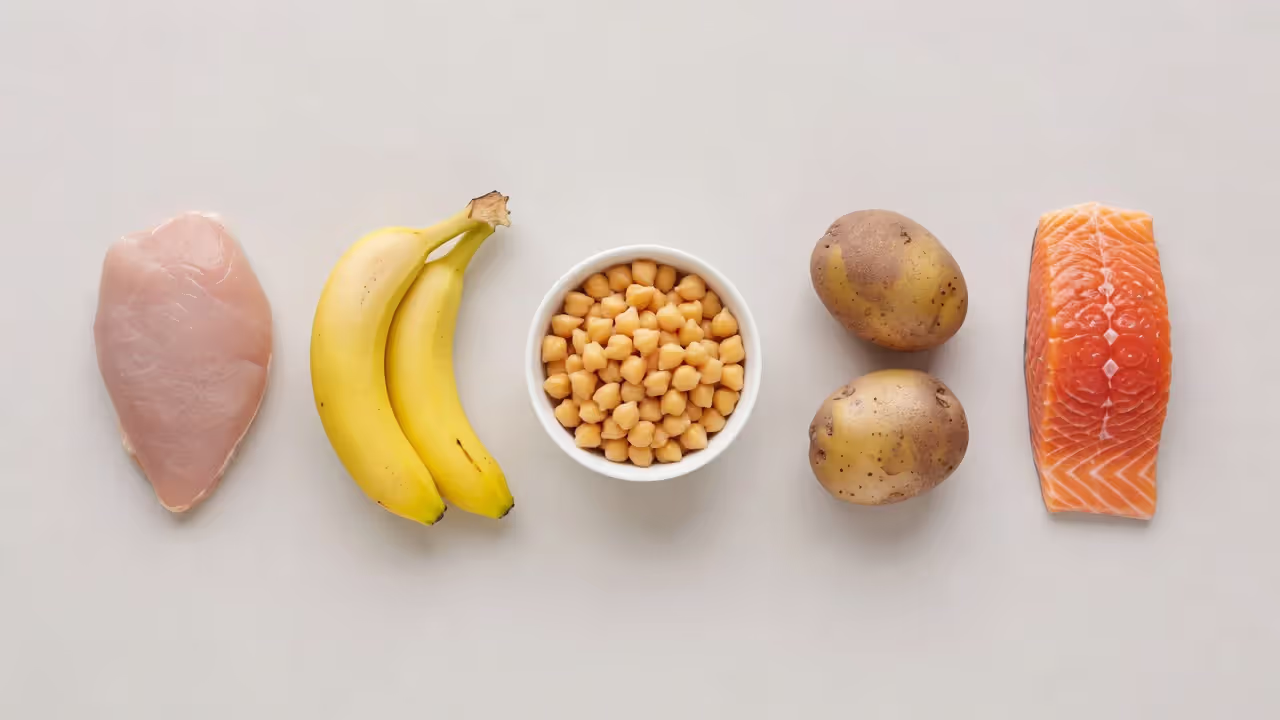 Продукты богатые витамином В6: курица, бананы, нут, картофель, лосось